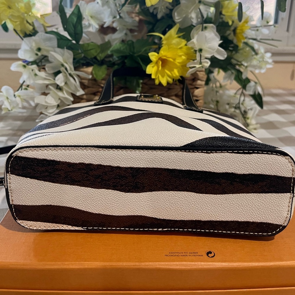 Dooney & Bourke Zebra tote NWT - Picture 5 of 8